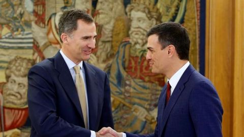 El rey Felipe VI con el l&iacute;der socialista, Pedro S&aacute;nchez