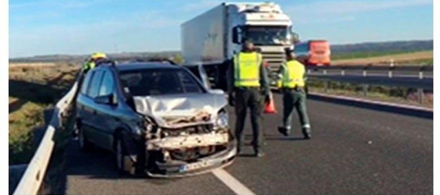 Imagen de los dos coches que colisionaron ayer por la mañana cuando ambos circulaban por la A-3 Imagen de los dos coches que colisionaron ayer por la mañana cuando ambos circulaban por la A-3