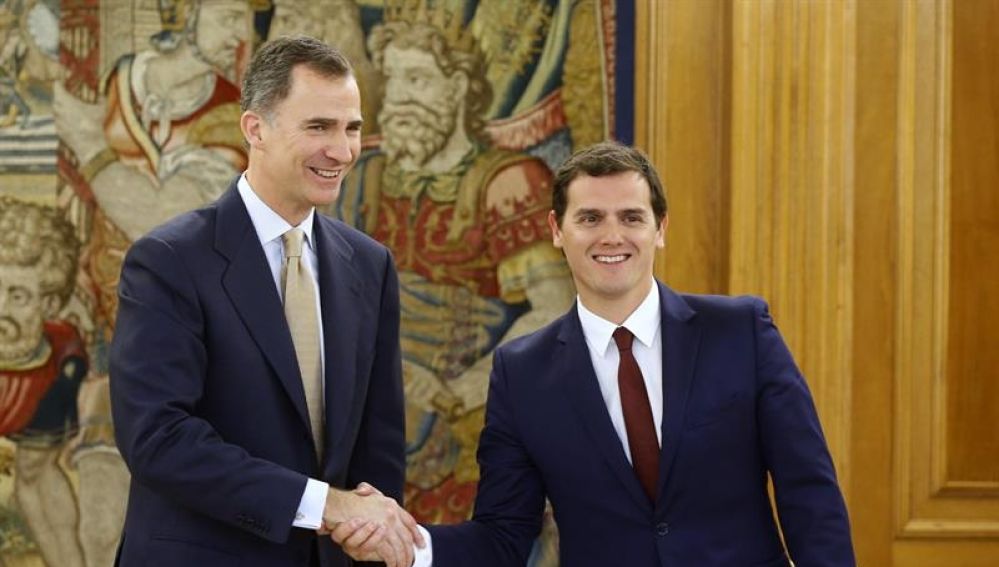 El rey Felipe VI con el presidente de Ciudadanos, Albert Rivera