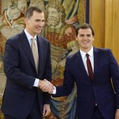 El rey Felipe VI con el presidente de Ciudadanos, Albert Rivera