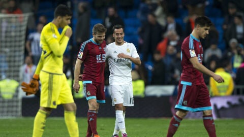 Lucas V&aacute;zquez e Illarramendi dialogan despu&eacute;s del partido de la primera vuelta