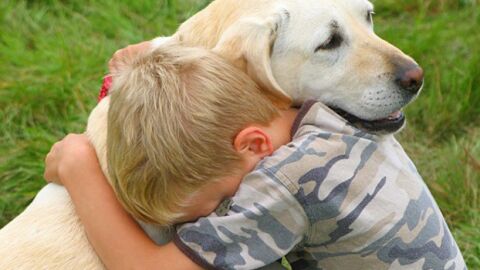 Un ni&ntilde;o abraza a su perro 