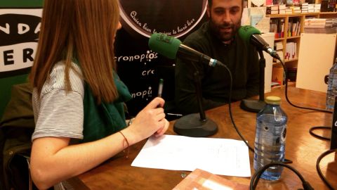 El escritor participa en un espacio en el programa Pontevedra en la Onda