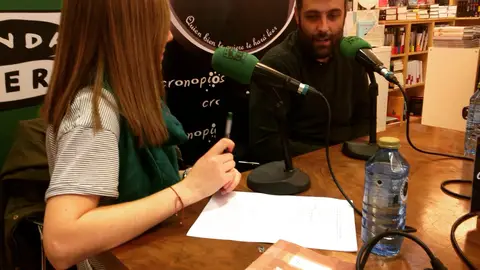 Nacho Carretero - Escritor 2 El escritor participa en un espacio en el programa Pontevedra en la Onda