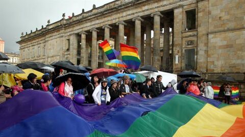 Personas que apoyan el matrimonio entre parejas del mismo sexo se re&uacute;nen frente al Congreso de la Rep&uacute;blica en Bogot&aacute;, Colombia