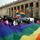 Personas que apoyan el matrimonio entre parejas del mismo sexo se reúnen frente al Congreso de la República en Colombia
