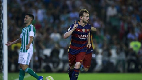 Ivan Rakitic celebra su gol contra el Betis