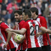 Los jugadores del Athletic celebran el gol de Aduriz
