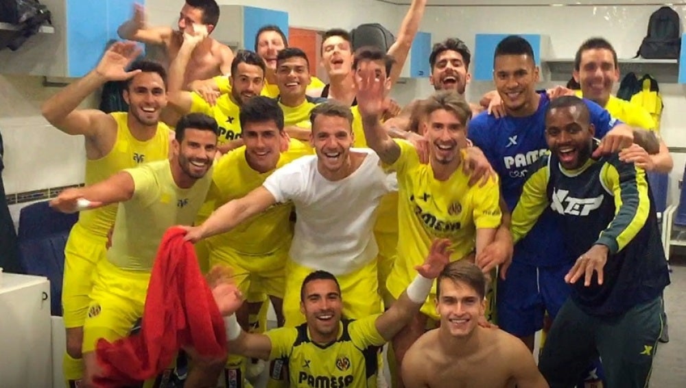 Los jugadores del Villarreal celebran la clasificación para la Champions