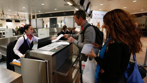 Una recepcionista atiende a los pasajeros