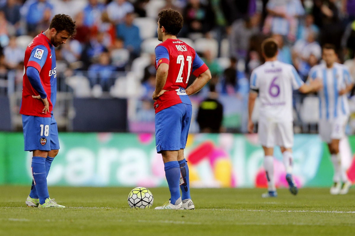 El Levante cae con polémica ante el Málaga y ya es equipo de segunda división El Levante cae con polémica ante el Málaga y ya es equipo de segunda división