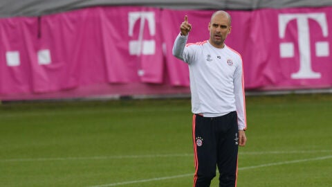 Guardiola dirige el entrenamiento del Bayern