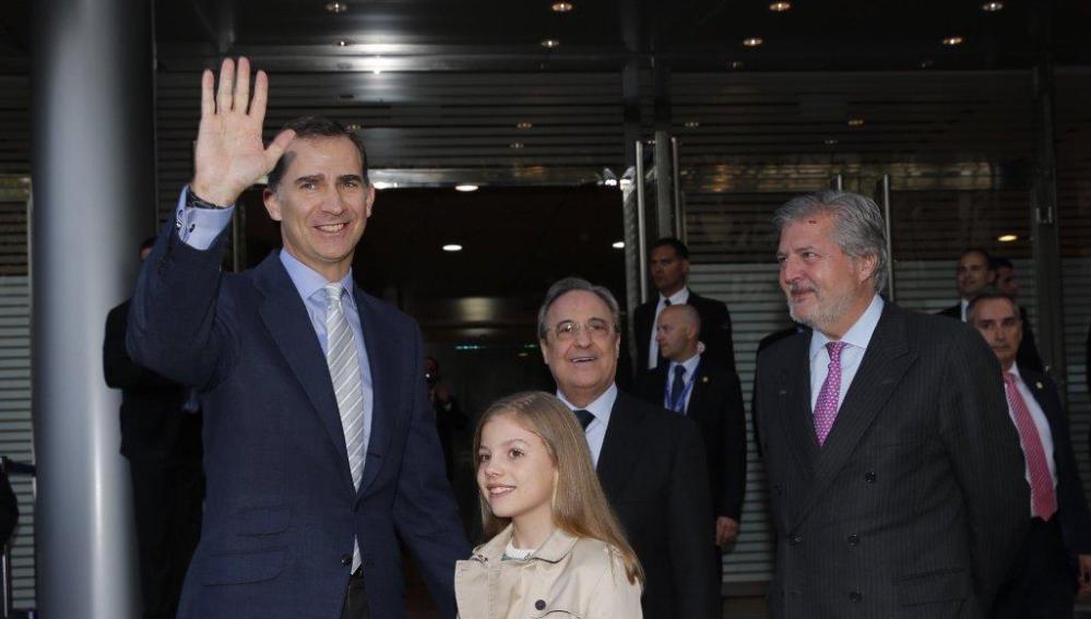 El Rey Felipe en el Santiago Bernabéu con la infanta Sofía