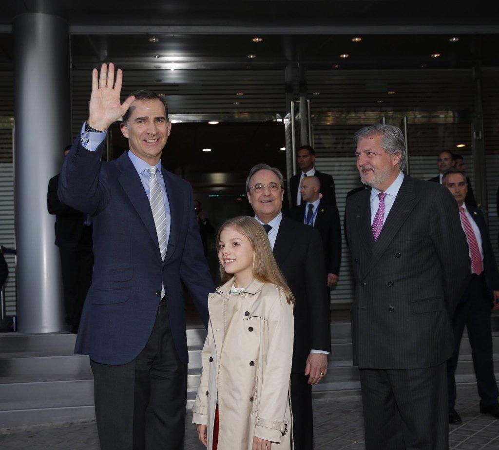 El Rey Felipe VI acude al Bernabéu con la Infanta Sofía El Rey Felipe VI acude al Bernabéu con la Infanta Sofía