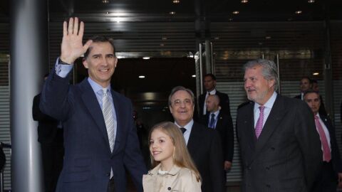 El Rey Felipe en el Santiago Bernab&eacute;u con la infanta Sof&iacute;a