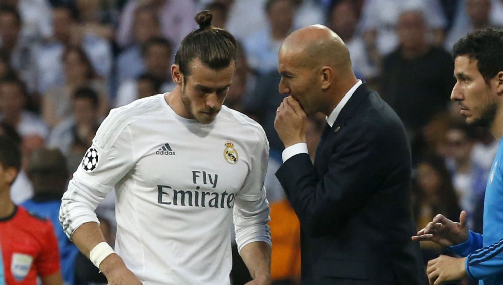 Bale recibe instrucciones de Zidane