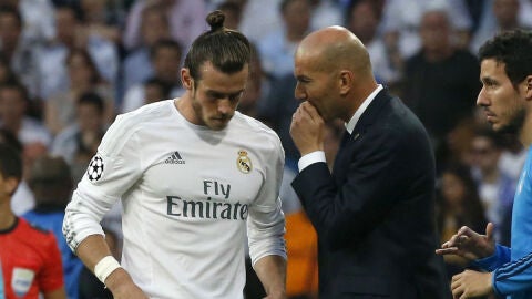 Bale recibe instrucciones de Zidane