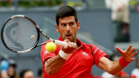 Djokovic golpea una pelota ante Bautista