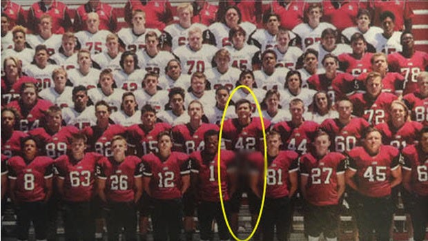 Un joven jugador de fútbol americano va a la cárcel por enseñar el pene en la foto del equipo Un joven jugador de fútbol americano va a la cárcel por enseñar el pene en la foto del equipo