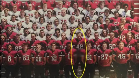 Hunter Osborn, un joven deportista de fútbol americano, ha sido detenidopor mostrar su pene en la foto de su equipo Hunter Osborn, un joven deportista de fútbol americano, ha sido detenidopor mostrar su pene en la foto de su equipo
