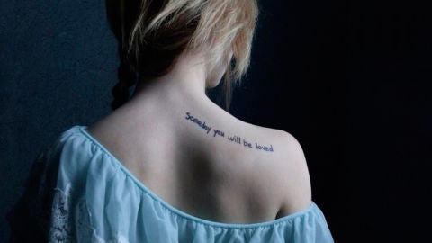 Una mujer con un tatuaje en la espalda
