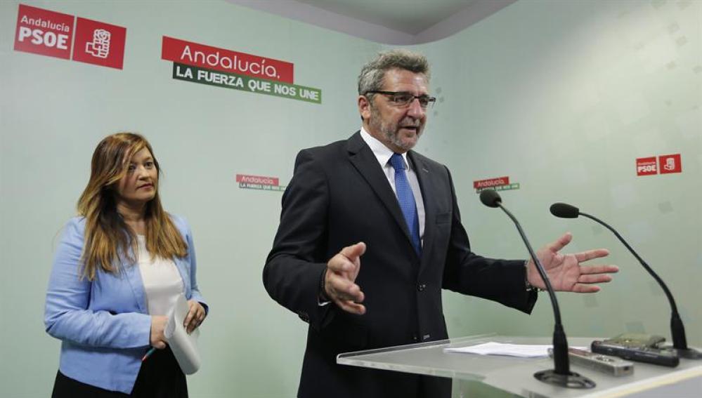 La secretaria general del PSOE de Sevilla, Verónica Pérez y el alcalde de la localidad sevillana de Alcalá de Guadaíra, Antonio Gutiérrez Limones