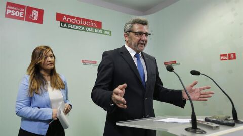 La secretaria general del PSOE de Sevilla, Ver&oacute;nica P&eacute;rez y el alcalde de la localidad sevillana de Alcal&aacute; de Guada&iacute;ra, Antonio Guti&eacute;rrez Limones
