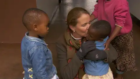 India Howell, la mujer que tiene 94 hijos. India Howell, la mujer que tiene 94 hijos.