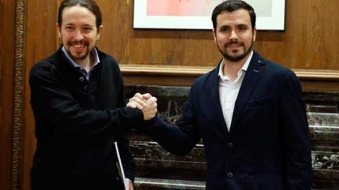El l&iacute;der de Podemos, Pablo Iglesias, con el l&iacute;der de IU, Alberto Garz&oacute;n