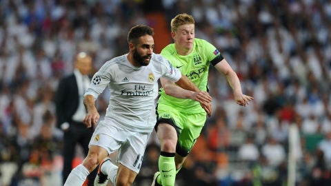 Dani Carvajal disputa un bal&oacute;n con Kevin de Bruyne