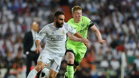 Dani Carvajal Dani Carvajal disputa un balón con Kevin de Bruyne