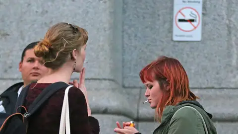 Varios jóvenes fumando Los jóvenes menores de 21 años no podrán fumar