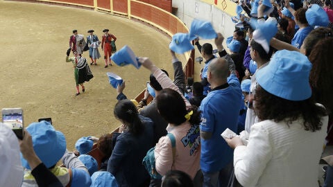 Los turistas chinos invitados por su jefe en un acto taurino