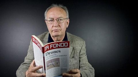 Roberto Montoya con su libro 'Drones: La muerte por control remoto'