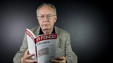 Roberto Montoya con su libro 'Drones: La muerte por control remoto' Roberto Montoya con su libro 'Drones: La muerte por control remoto'