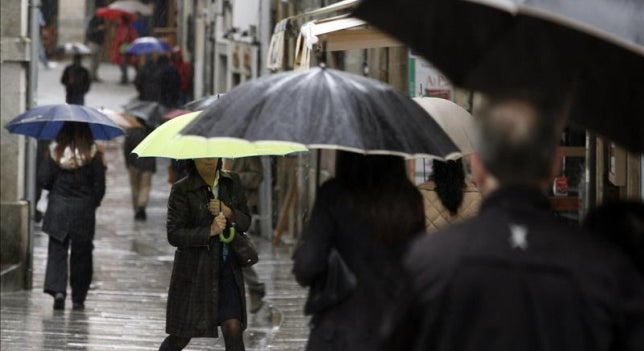 Sábado de paraguas en todo el país y fuerte viento en Galicia y occidente de Andalucía Sábado de paraguas en todo el país y fuerte viento en Galicia y occidente de Andalucía