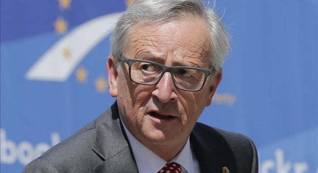 Jean Claude Juncker: "La UE no va a arrodillarse ante EEUU para negociar el TTIP" Jean Claude Juncker: "La UE no va a arrodillarse ante EEUU para negociar el TTIP"