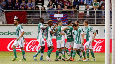 Los jugadores del Betis, celebran el gol que marcaron contral el Eibar, durante el partido de la trigesimos&eacute;ptima jornada de la Liga BBVA que ambos equipos disputan en el campo de Ipurua