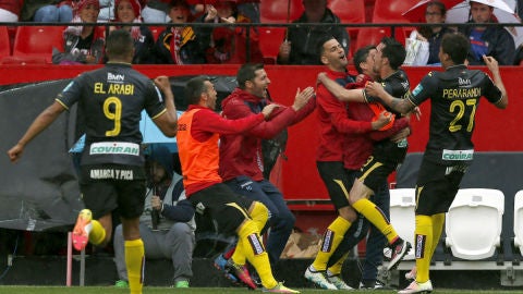 Los jugadores del Granada celebran el gol de Cuenca