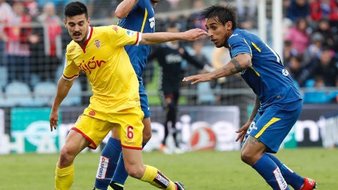 El Getafe y el Sporting durante su empate en la pen&uacute;ltima fecha