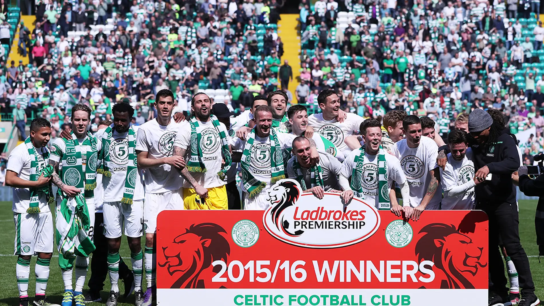 El Celtic festejando su título del Ladbrooks Premiership