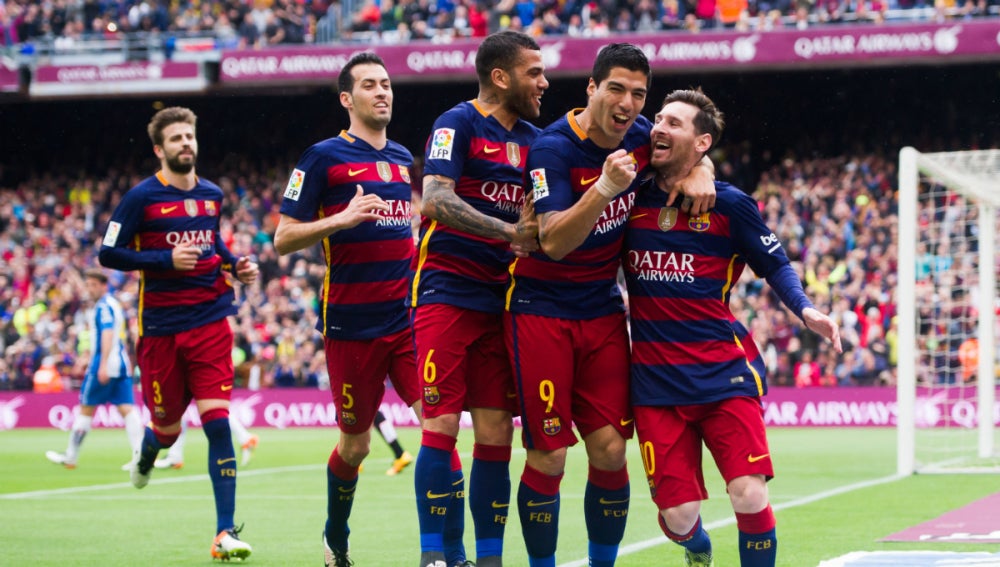 Los jugadores del Barcelona celebran un gol