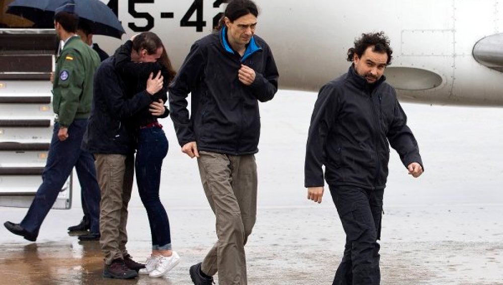 Los tres periodistas españoles, en su llegada a España