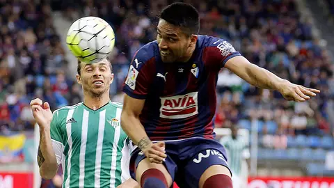 Dos Santos y Ruben Castro disputan el esférico Dos Santos y Ruben Castro disputan el esférico