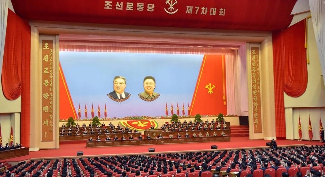 Kim Jong-un dice que Pyongyang no usará sus armas nucleares si no es "invadida por fuerzas hostiles" Kim Jong-un dice que Pyongyang no usará sus armas nucleares si no es "invadida por fuerzas hostiles"