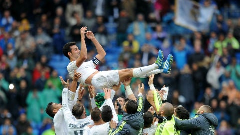Arbeloa, manteado por sus compa&ntilde;eros