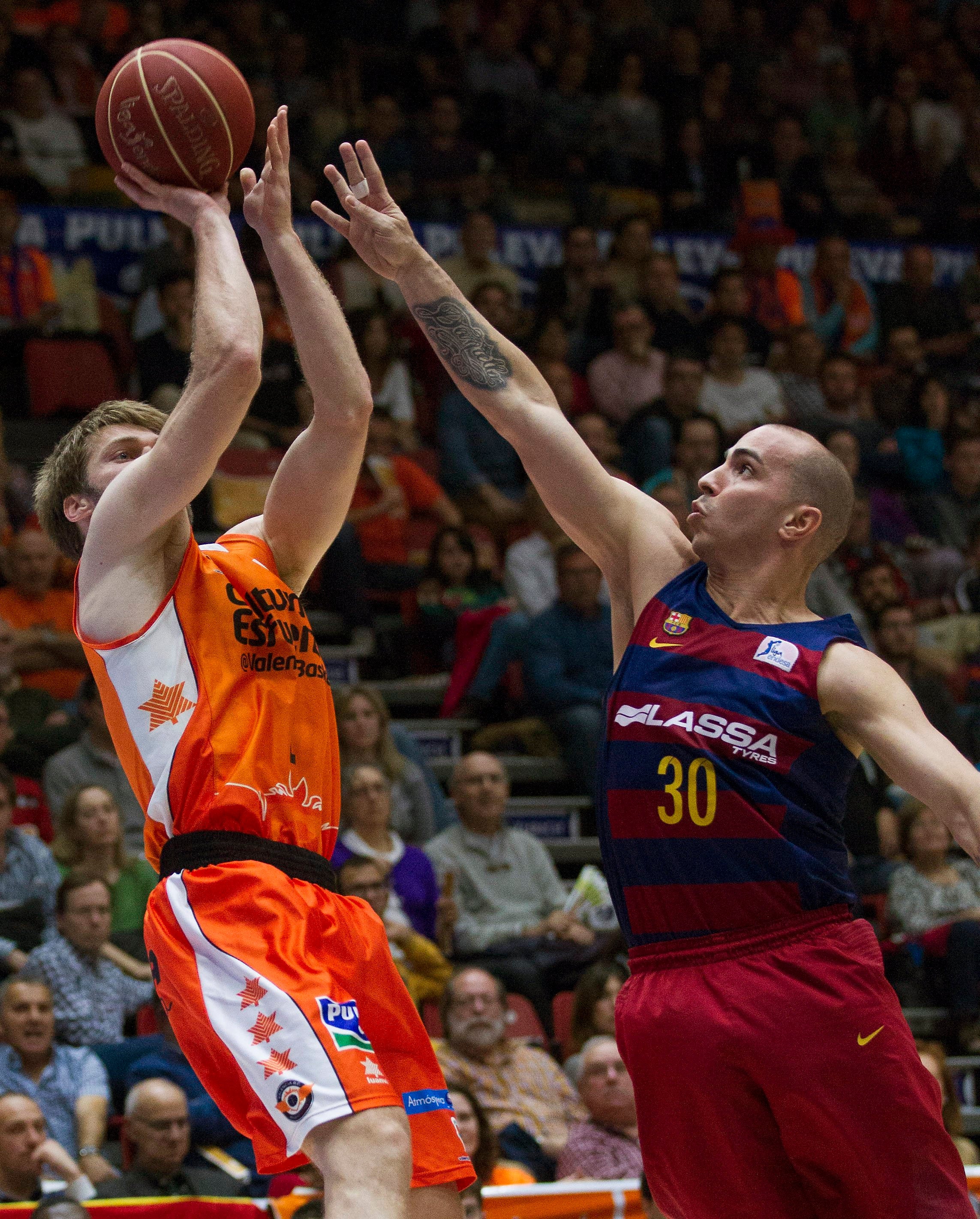 Baloncesto: El Valencia aprieta la Liga tras vencer al Barcelona Baloncesto: El Valencia aprieta la Liga tras vencer al Barcelona