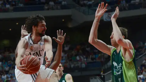 Sergio Llul, del Real Madrid, ante Vázquez, del Unicaja, en el partido jugado en Málaga Sergio Llul, del Real Madrid, ante Vázquez, del Unicaja, en el partido jugado en Málaga