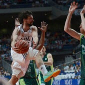 Sergio Llul, del Real Madrid, ante Vázquez, del Unicaja, en el partido jugado en Málaga