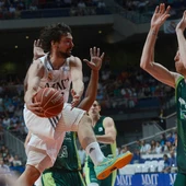 Sergio Llul, del Real Madrid, ante Vázquez, del Unicaja, en el partido jugado en Málaga Sergio Llul, del Real Madrid, ante Vázquez, del Unicaja, en el partido jugado en Málaga